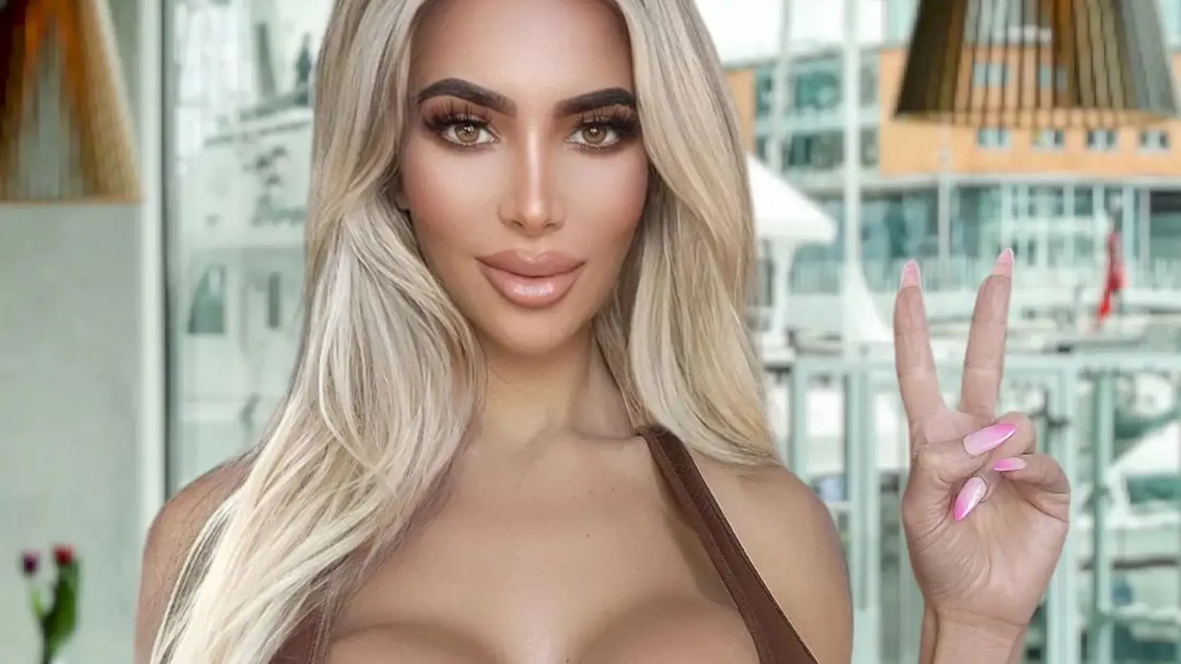 Ashten bola dvojníčkou Kim Kardashian.