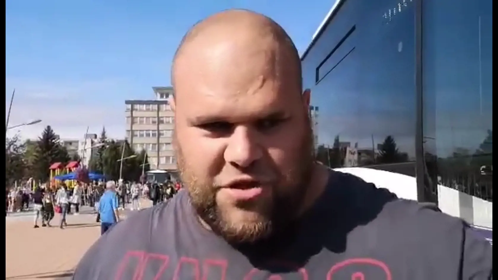 Tento silák Milan Šuľan potiahol dva autobusy (23 ton) na vzdialenosť 23,80 metrov a vytvoril nový európsky rekord.