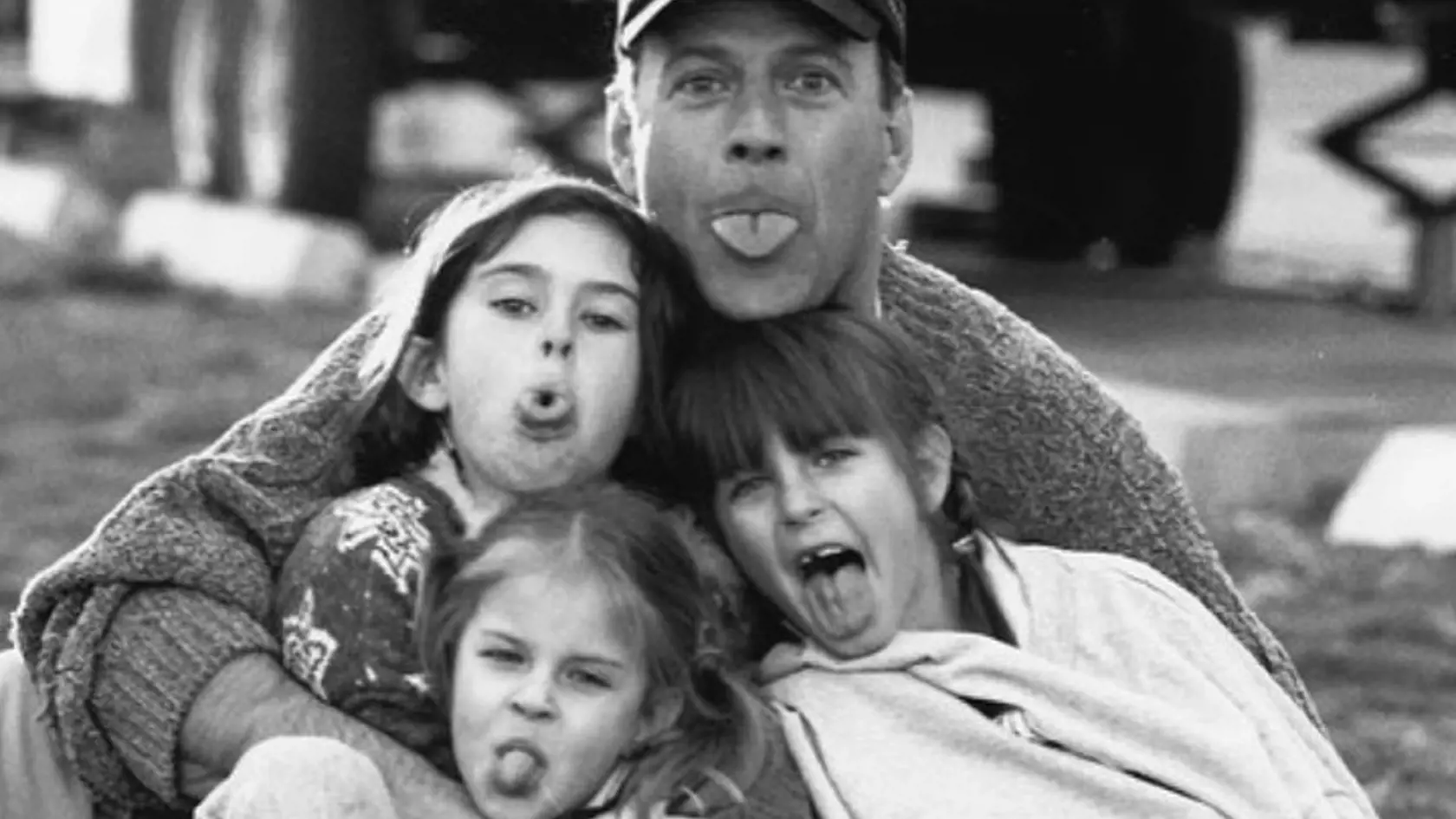 Bruce Willis so svojimi tromi najstaršími dcérami na archívnej fotke