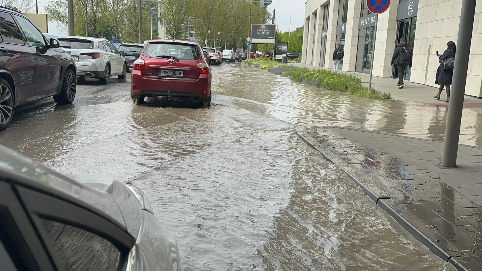 Pri bratislavskom PKO prasklo vodovodné potrubie! Voda ZAPLAVUJE okolie!
