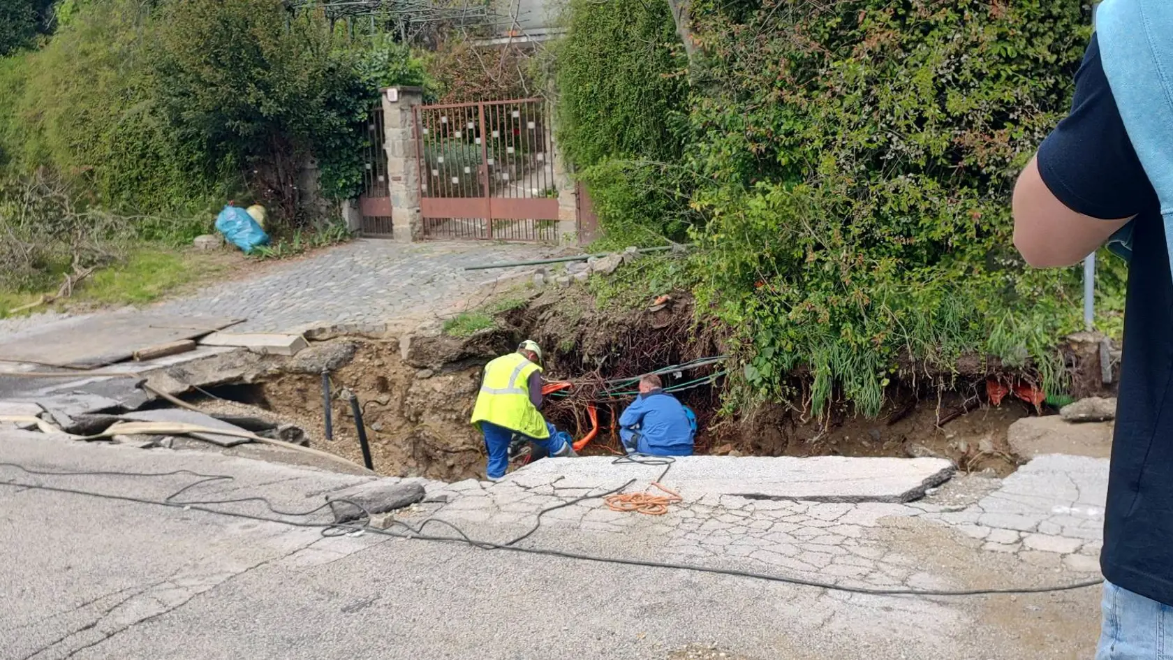 Pri bratislavskom PKO prasklo vodovodné potrubie! Voda ZAPLAVUJE okolie!