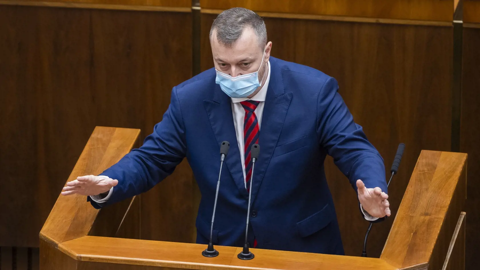 Na snímke minister práce, sociálnych vecí a rodiny SR Milan Krajniak (Sme rodina) počas 9. schôdze NR SR v Bratislave 14. júla 2020. FOTO TASR - Jaroslav Novák