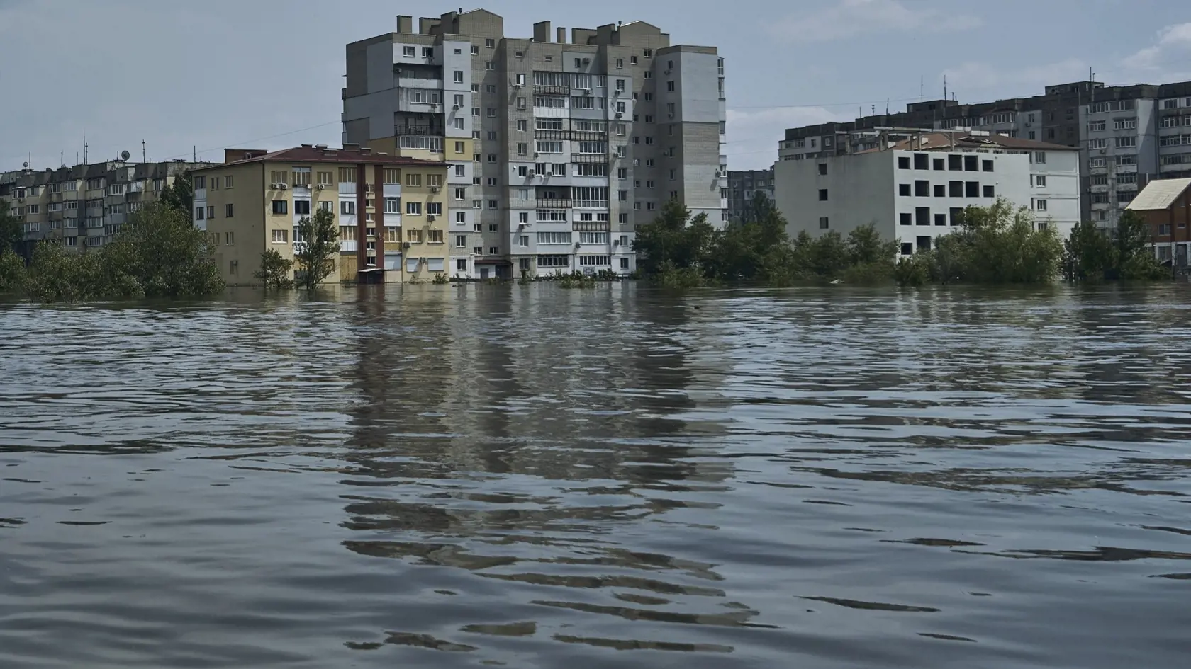 Pohľad na zaplavené ulice v ukrajinskom meste Cherson 8. júna 2023.