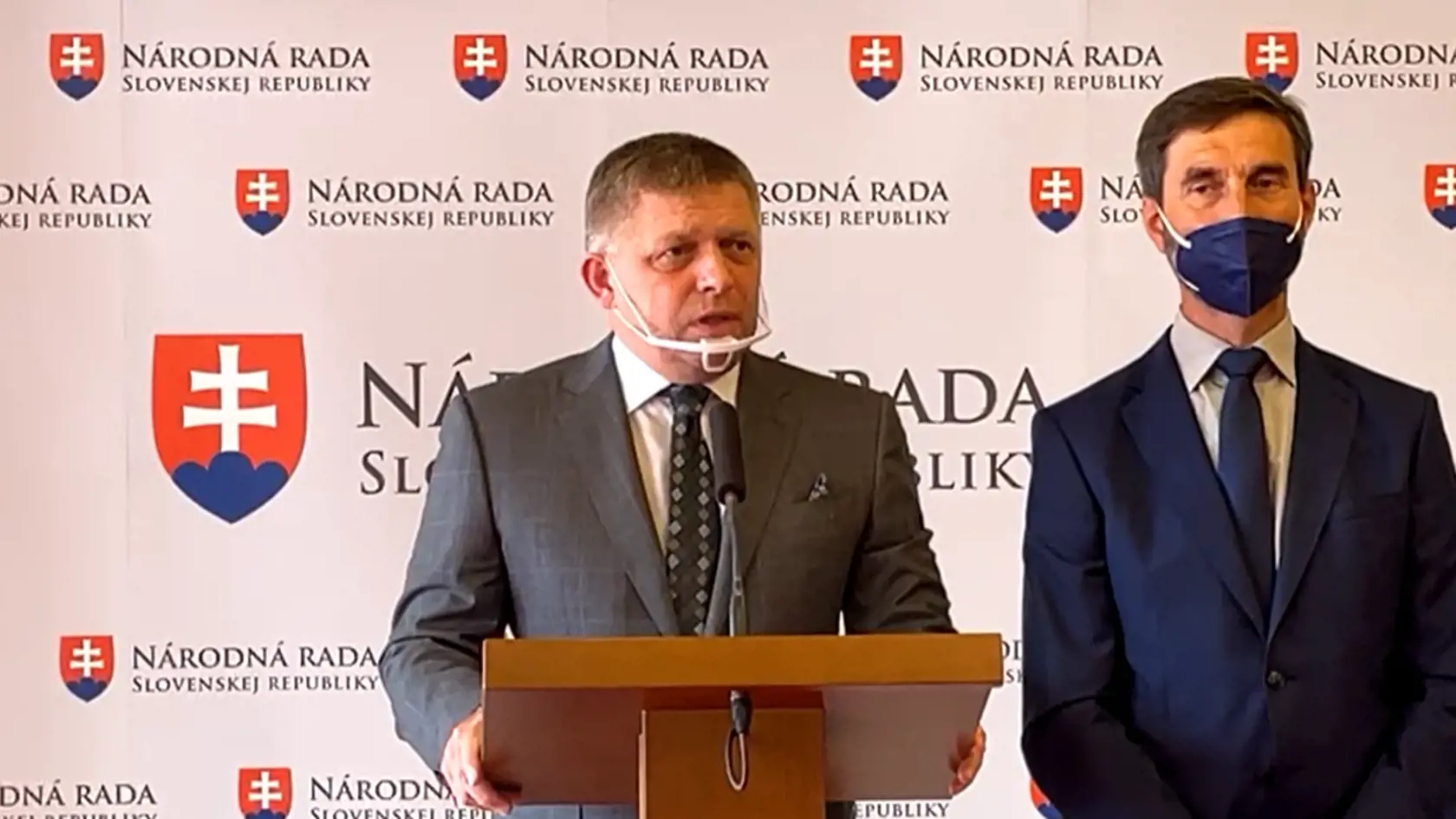 "Fešandu na Slovensku zaujímalo všetko, len nie to podstatné. Je to smiešne, čo títo ľudkovia z EP vystrájajú, keďže sa zjavne nudia a potrebujú nejaké „vzrúšo“," napísal Fico.