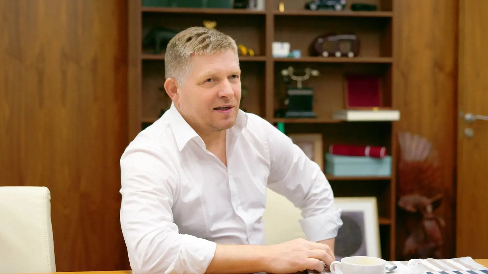 "Najskôr mi jedna ako premiérovi, po tom, čo som informoval EP o zmenách Zákonníka práce a raste minimálnej mzdy z dielne SMERU – SD verejne povedala, že mi bude veriť moju ľavicovú orientáciu len vtedy, keď sa v Bratislave postavím na čelo sprievodu homosexuálov a transsexuálov. De gustibus non est disputandum. Proti gustu žiadny dišputát, ale fajnšmekrom na cigánskych transsexuálov je náš primus inter pares B. Kollár," napísal Fico.