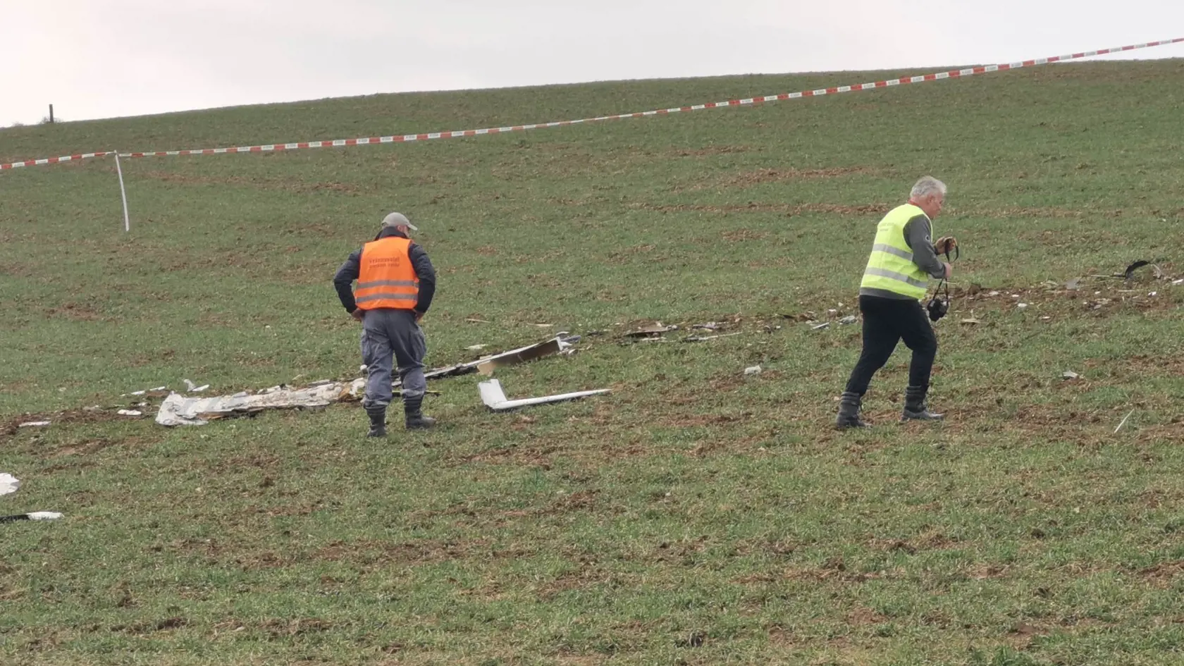 Deň po tragickom nešťastí sú trosky zrúteného lietadla stále na poli, miesto obhliadajú pracovníci Leteckého a námorného vyšetrovacieho útvaru. Na snímke zrútené lietadlo v Trenčianskych Stankovciach 23. februára 2023.