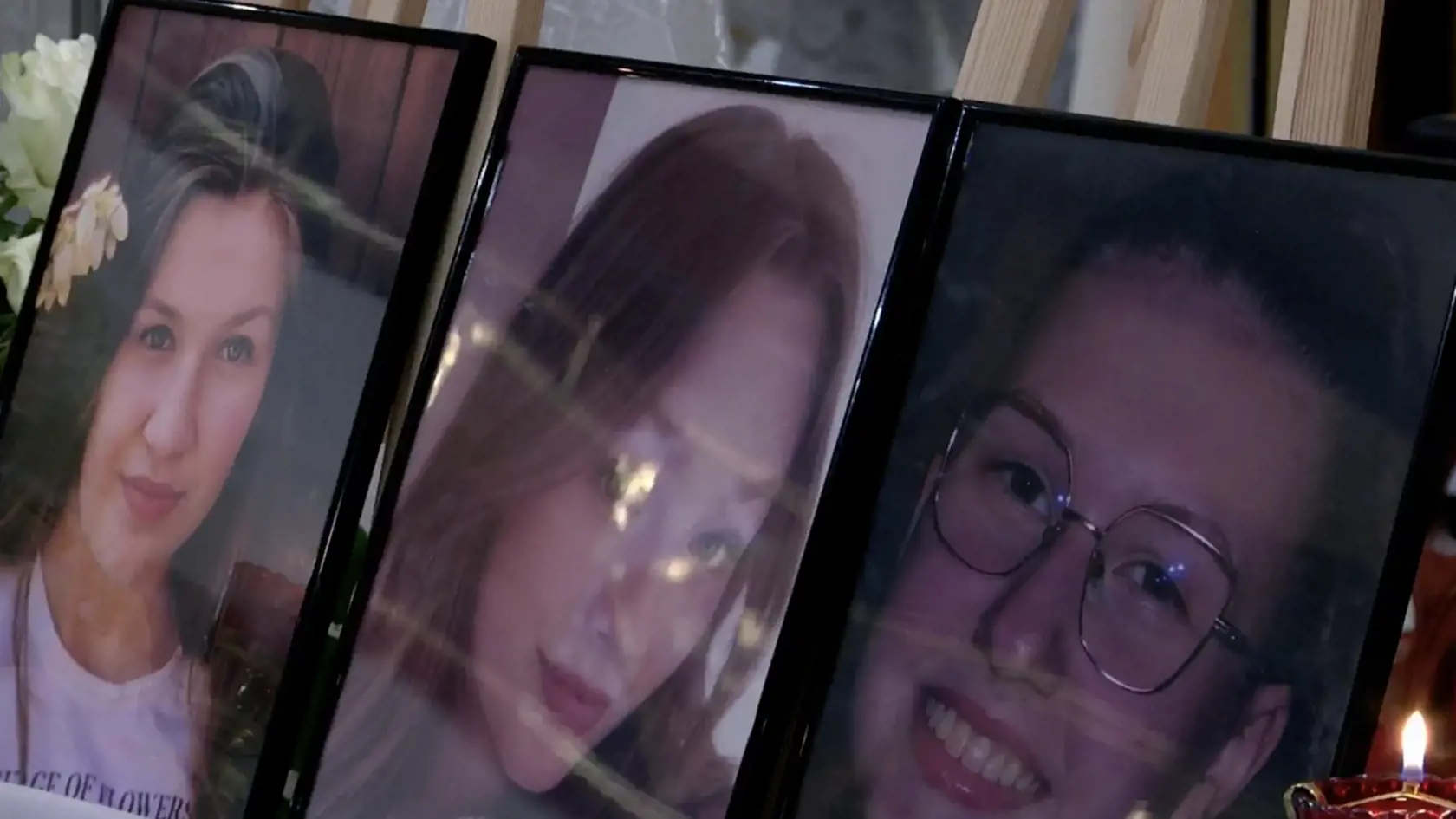 Najsmutnejší pohreb, aký tu kedy vystrojili! V Starej Ľubovni sa o 10. hodine začala posledná rozlúčka s tromi obeťami sobotňajšej tragickej nehody pri Spišskej Kapitule. Vyprevadiť Lucku (†17), Sofiu (†18) a Katku (†17) sa chystajú davy ľudí. Ťaživá clivota zahalila celé mesto.