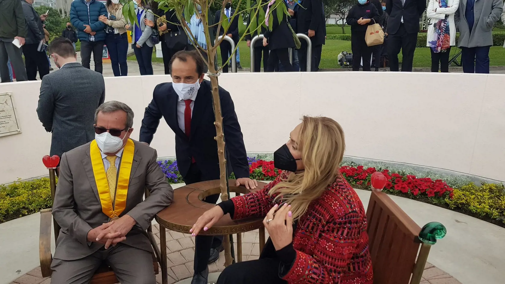 Dagmar Havlová si chvíľku posedela na lavičke Václava Havla. Spoločnosť jej robili starosta Miraflores Luis Molina a český veľvyslanec v Peru Michal Sedláček (v úzadí v tmavom obleku).