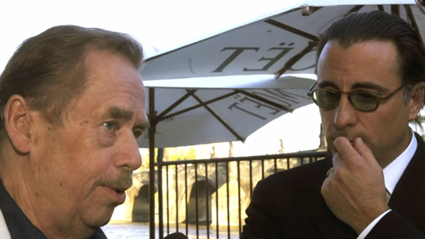 Bývalý prezident Václav Havel (vlevo) se setkal 2. èervence v pražské restauraci Kampapark s americkým hercem a kubánským aktivistou Andym Garciou, který se v Karlových Varech úèastní mezinárodního filmového festivalu. (archívne foto)