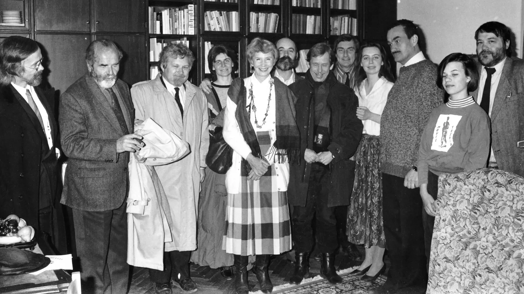 Snímka z jeho obývačky z roku 1991. Má toľko priateľov, že majú problém pomestiť sa do miestnosti. Na snímke je aj VÁCLAV HAVEL.