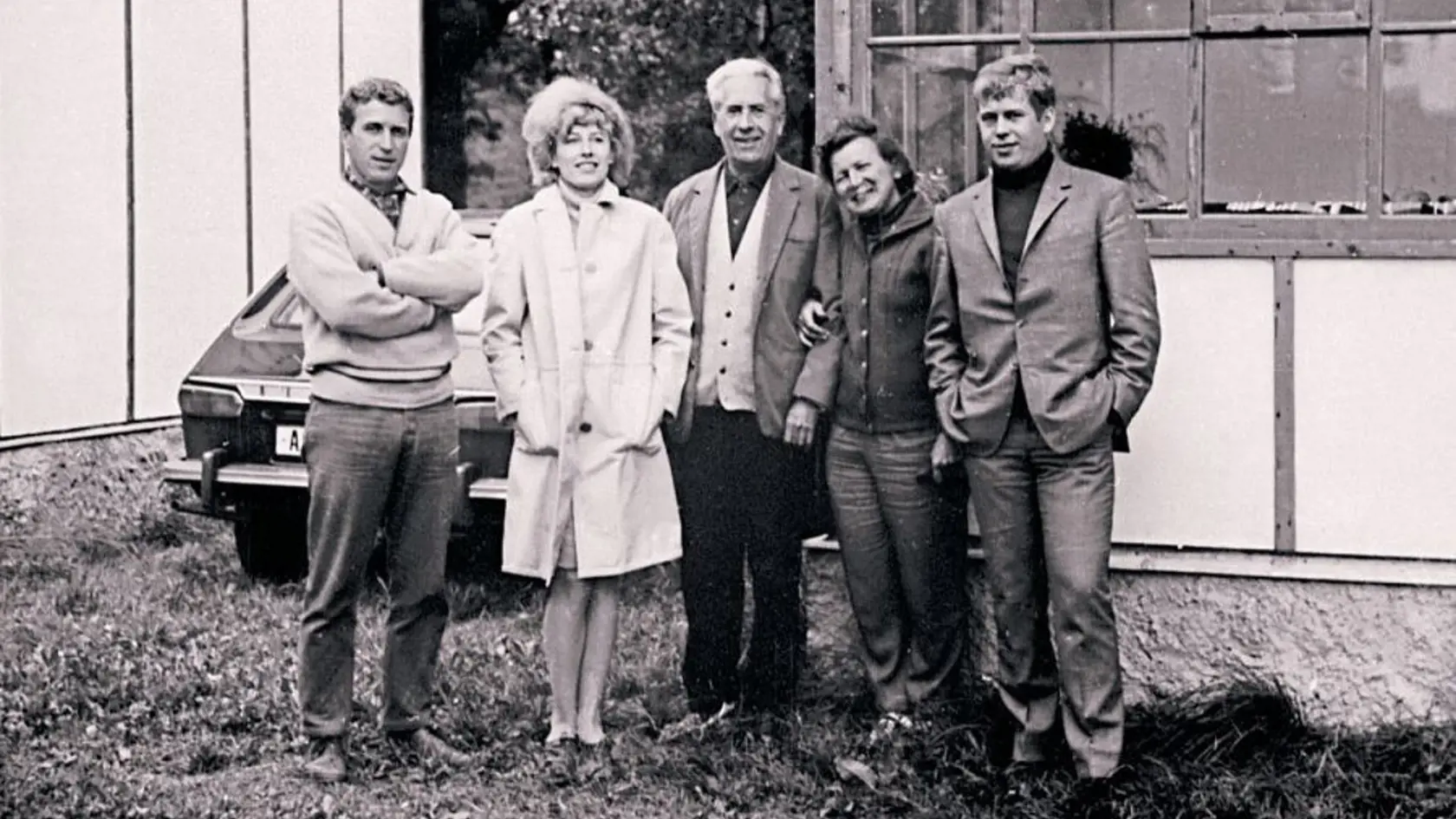 Zľava: brat Ivan, manželka Olga, rodičia a Václav na Hrádečku.