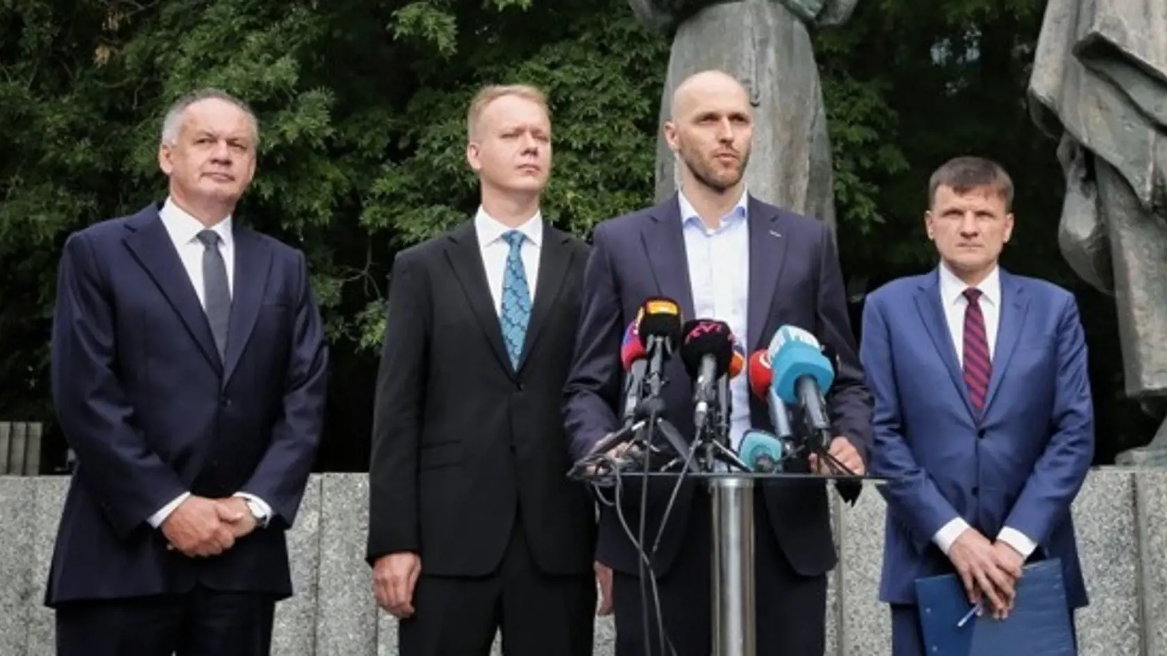 Opoziční lídri sa prvý raz postavili vedľa seba v tejto zostave