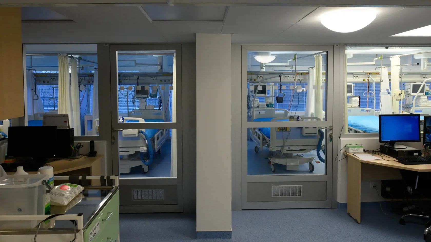 Galantská nemocnica prechádza od štvrtka 7. januára 2021 do červeného režimu. Sieť nemocníc Svet zdravia ju na základe dohody s ministerstvom zdravotníctva reprofilizovala na poskytovanie neodkladnej zdravotnej starostlivosti iba pre COVID pacientov. O pacientov s inými diagnózami sa postarajú nemocnice v okolitých mestách. Na snímke Oddelenie anestéziológie a intenzívnej medicíny (ARO) v nemocnici v Galante. FOTO TASR - Henrich Mišovič