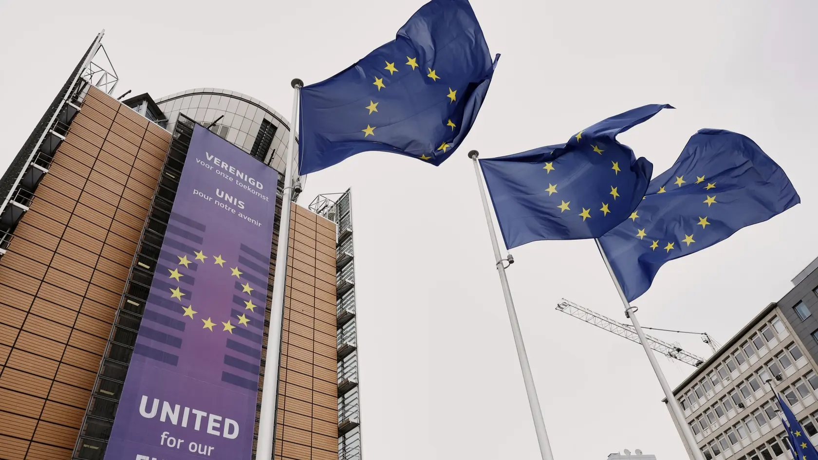 Na snímke vlajky Európskej únie (EÚ) vejú pred sídlom EÚ v Bruseli v utorok 27. mája 2025.