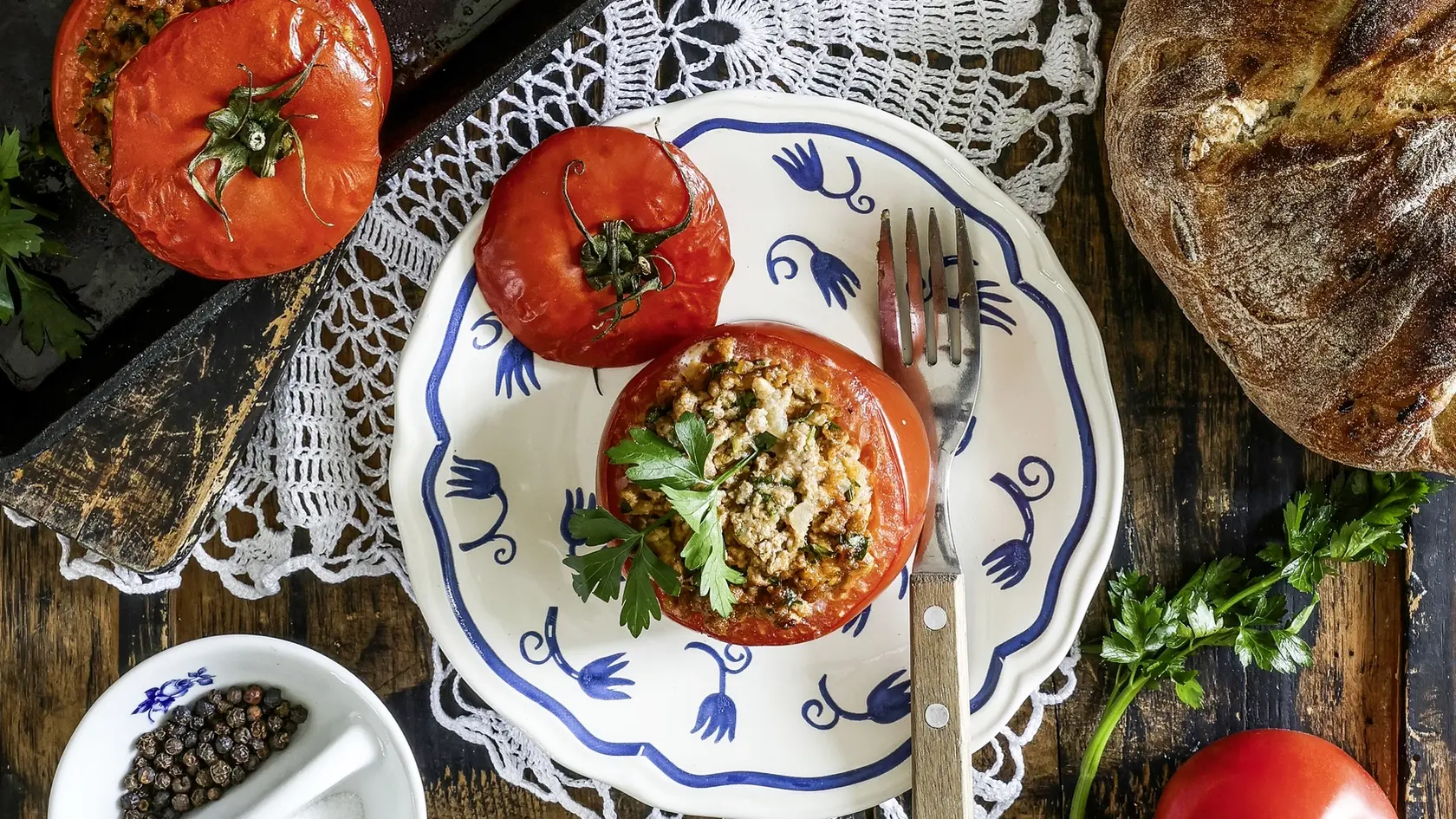 Paradajky plnené mletým mäsom sú výborným riešením pre rýchly a chutný obed alebo večeru. Tento recept je skvelou voľbou pre tých, ktorí chcú vyskúšať niečo nové s obľúbenými surovinami. Vďaka jemnej chuti a šťavnatej plnke si ho zamilujete!