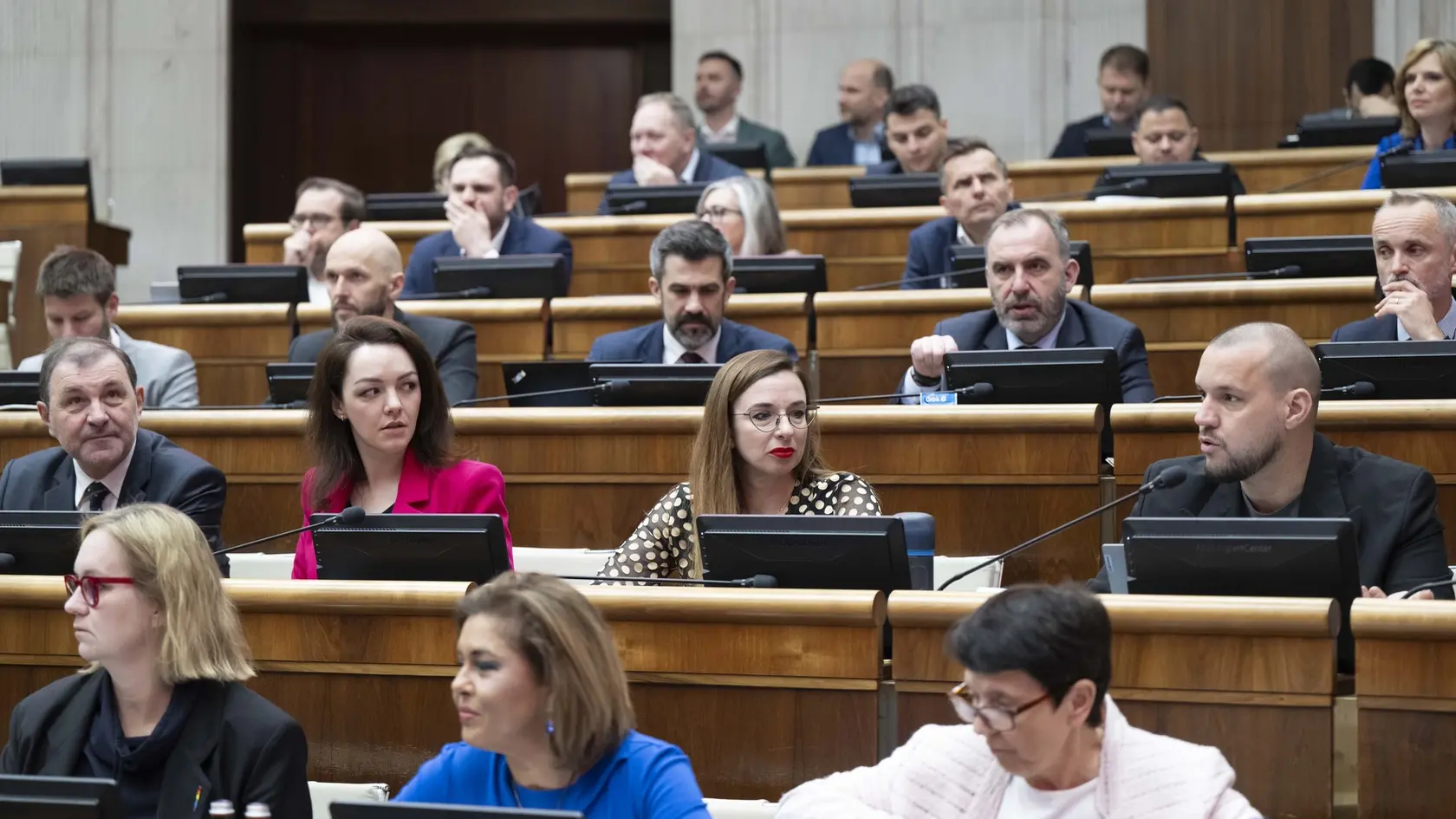Na snímke opoziční poslanci NR SR počas hlasovania k otvoreniu 34. schôdze Národnej rady (NR) SR na vyslovenie nedôvery ministrovi obrany SR Robertovi Kaliňákovi (Smer-SD) v utorok 1. apríla 2025 v Bratislave. Poslanci Národnej rady (NR) SR v utorok nerokovali o návrhu na vyslovenie nedôvery ministrovi obrany Robertovi Kaliňákovi (Smer-SD). Pri otváraní schôdze neboli ani na druhý pokus uznášaniaschopní. V sále sa ich ako prítomných prezentovalo iba 68, nie potrebná nadpolovičná väčšina. Plénum sa o návrhu pokúsi rokovať opäť v stredu (2. 4.), na kedy sa presunul začiatok schôdze. FOTO TASR - Jakub Kotian