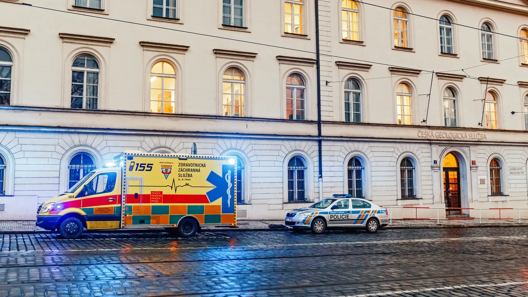 Sanitka a polícia. (Ilustračné foto)