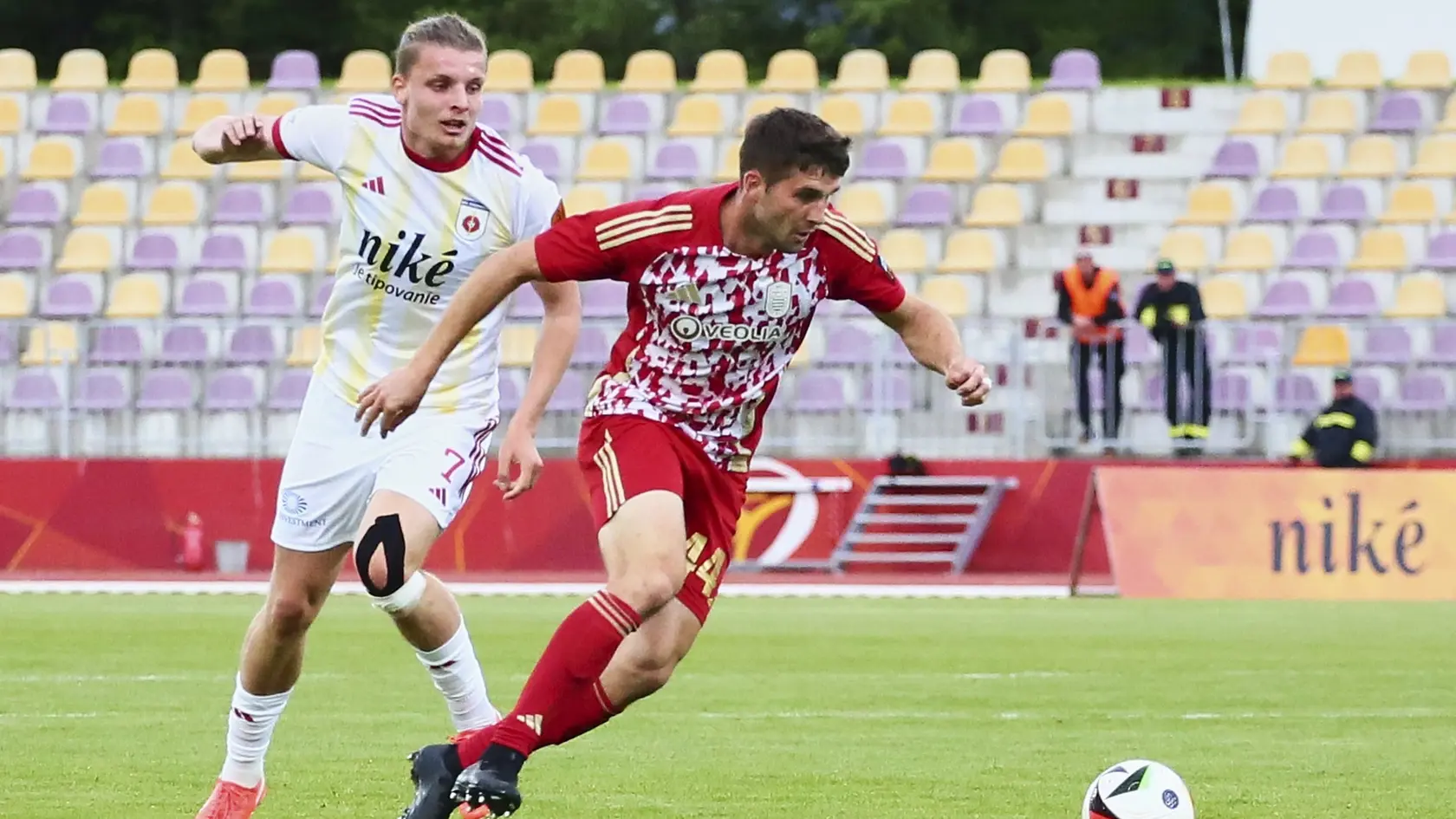 Na snímke zľava Filip Souček (Ružomberok) a Timotej Záhumenský (Banská Bystrica) počas zápasu 8. kola nadstavbovej časti futbalovej Niké ligy.