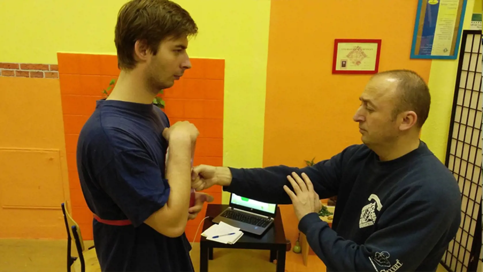 Názov 1-palcový úder alebo one inch punch je odvodený od mierky 1 palec alebo 1 inč