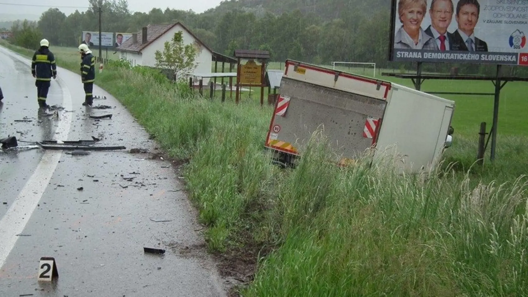 Auto s predvolebnými letákmi sa čelne zrazilo s nákladiakom a ten skončil pod reklamou Kozlíka.