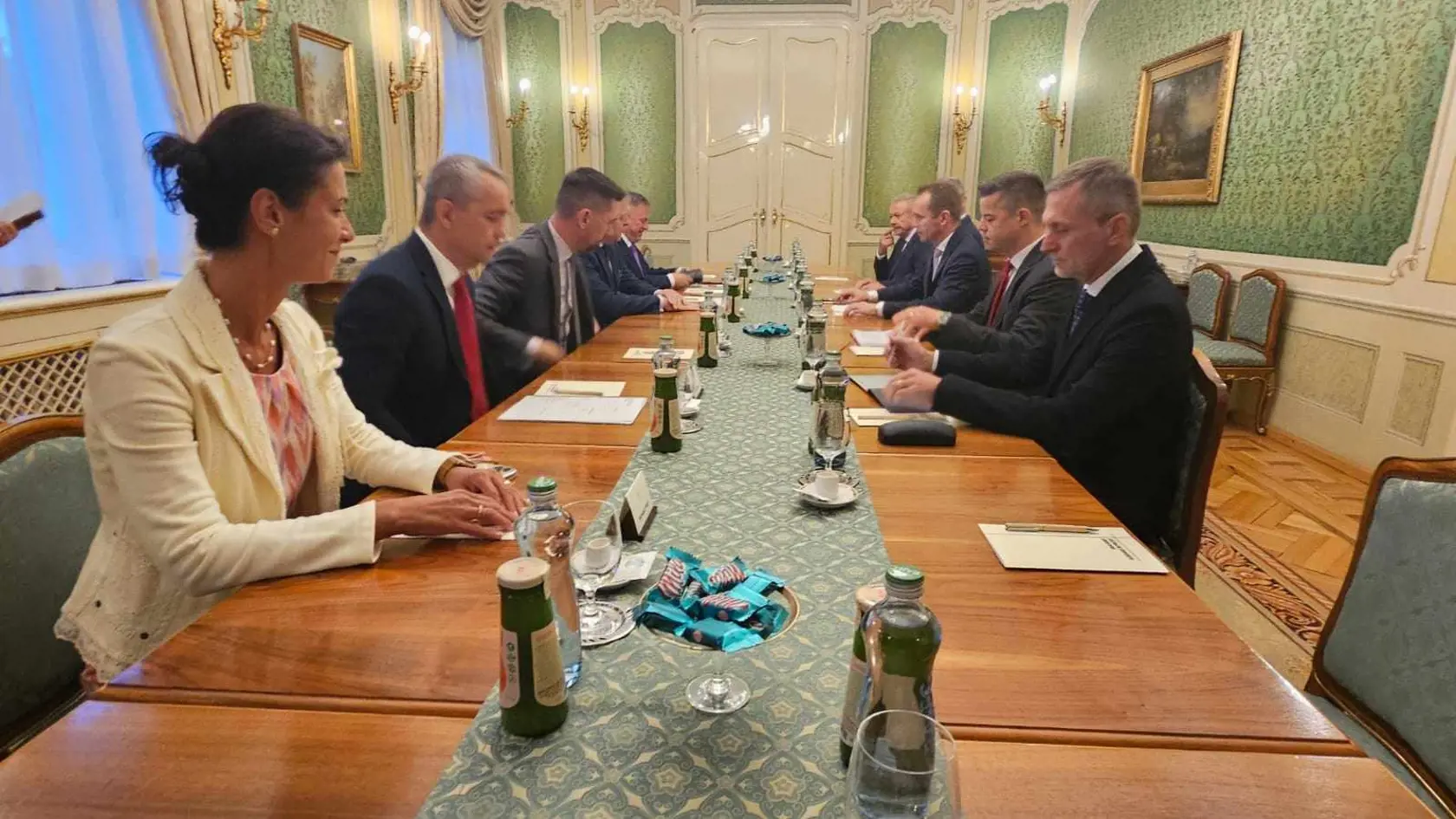 Premiér Robert Fico počas stretnutia so zástupcami obchodných reťazcov na Úrade vlády.