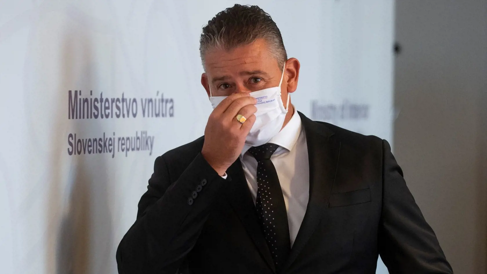 Opozícia dlhodobo žiada odvolanie ministra vnútra Romana Mikuleca (OĽaNO).