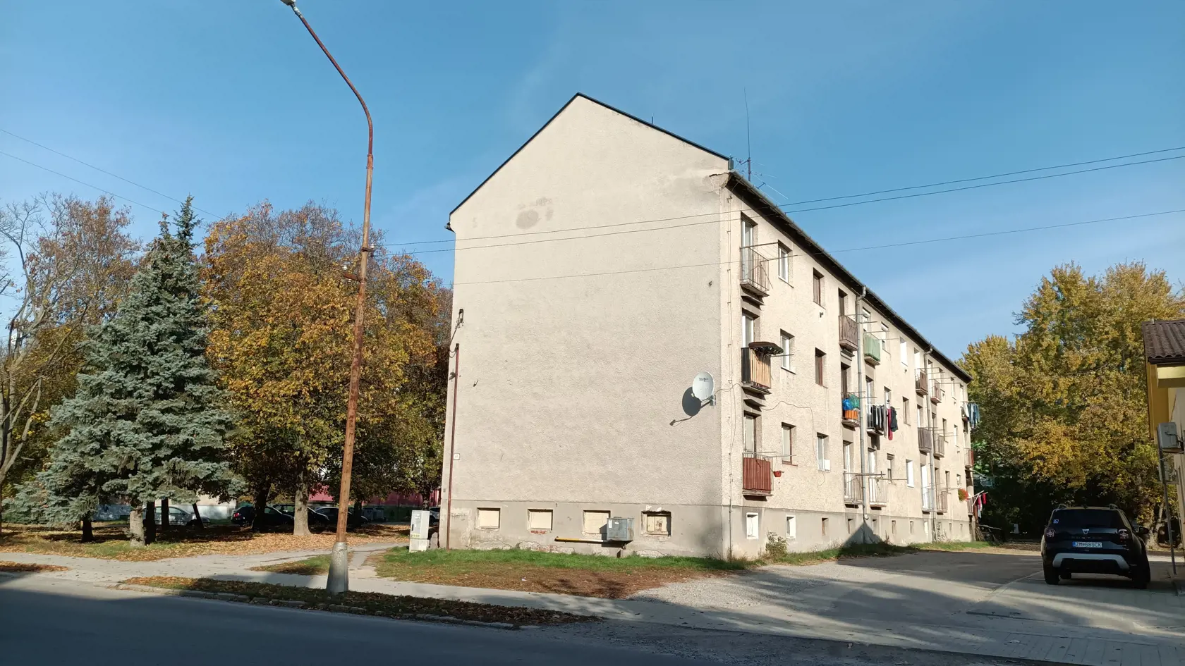 Matka Lukáša, ktorý mal byť mučený policajtmi býva v tejto bytovke v Zlatých Moravciach.
