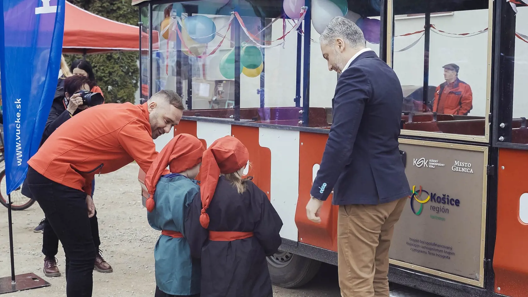 Primátor (vľavo) sa vetrovkou zladil s čiapkami dvoch "permoníkov".