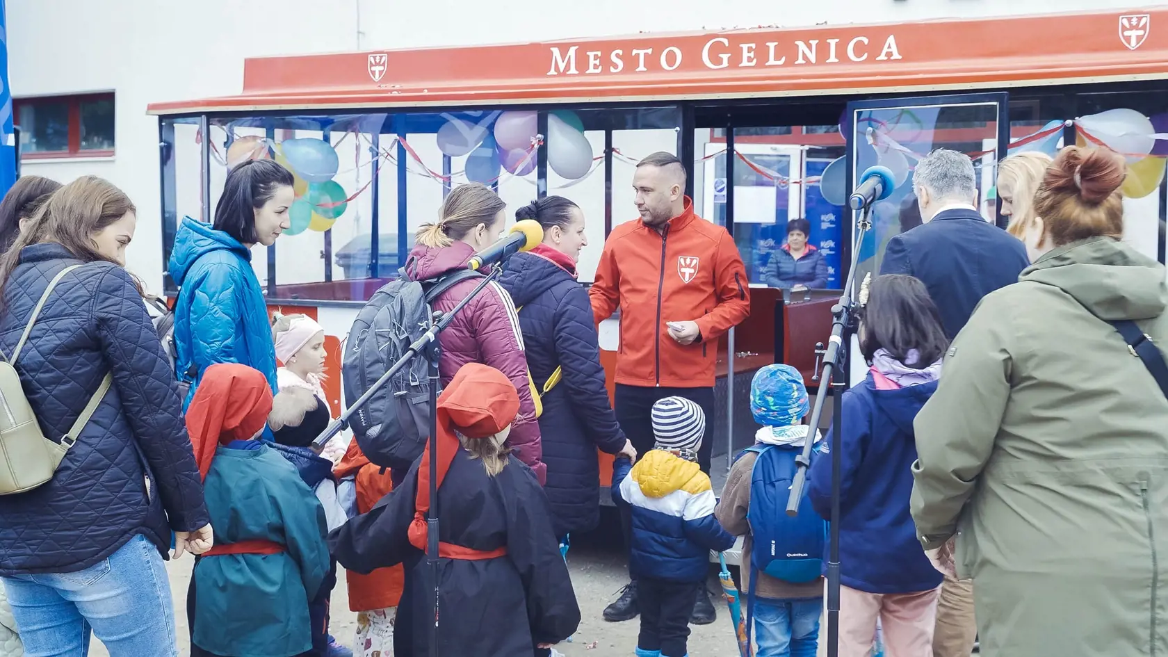 Primátor mesta Dušan Tomaško (v oranžovej vetrovke) sa zdraví  s miestnymi i návštevníkmi Gelnice.