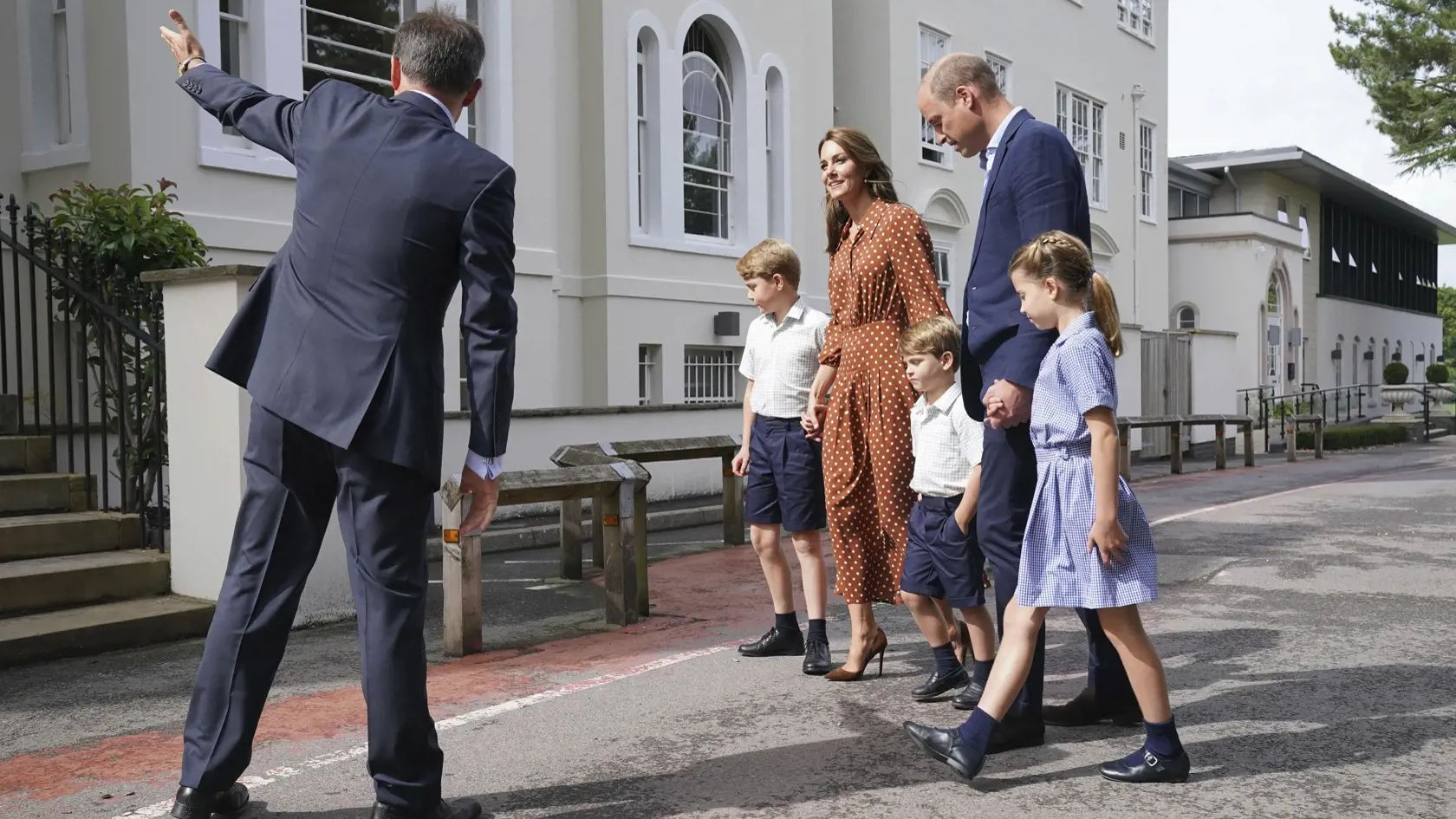 Kate a William vyprevádajú svoje deti do novej školy.