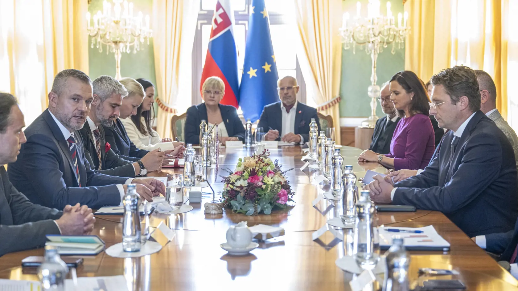 Na snímke prezident SR Peter Pellegrini (vľavo) a  predseda Lekárskeho odborového združenia (LOZ) Peter Visolajský počas prijatia predstaviteľov zdravotníctva v utorok 8. októbra 2024 v Prezidentskom paláci v Bratislave. FOTO TASR - Martin Baumann