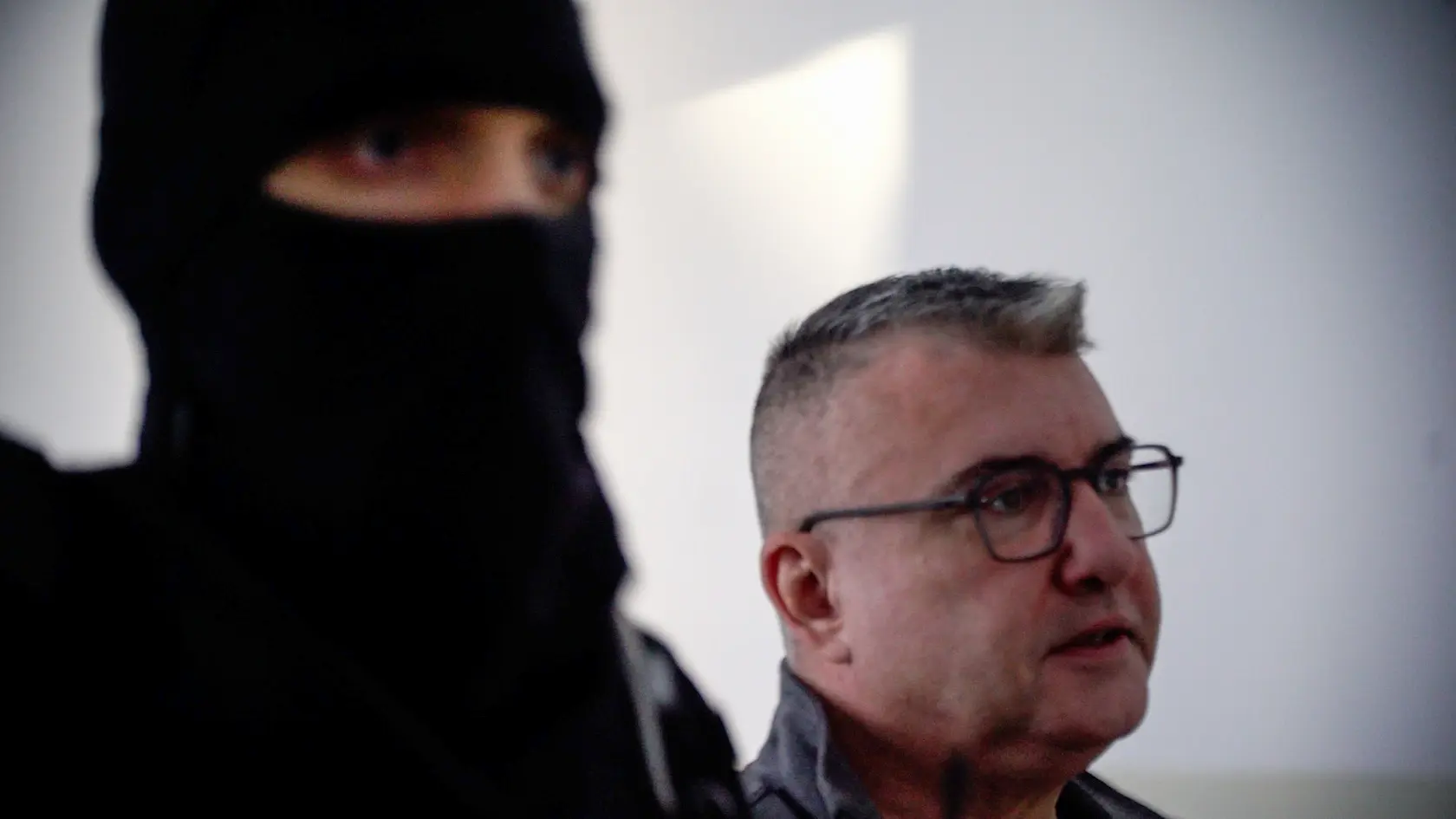 Právoplatne odsúdený Nikolov ho udrel po hlave s pištolou na základe čoho SBS-kár padol. Nikolov mu uštedril pár rán päsťou a zopár  kopancov. Následne sa  mu podarilo utiecť do búdky. Miloslav Nikolov sa ho snažil zastreliť ale pištoľ, ktorú mal pri sebe nevystrelila.