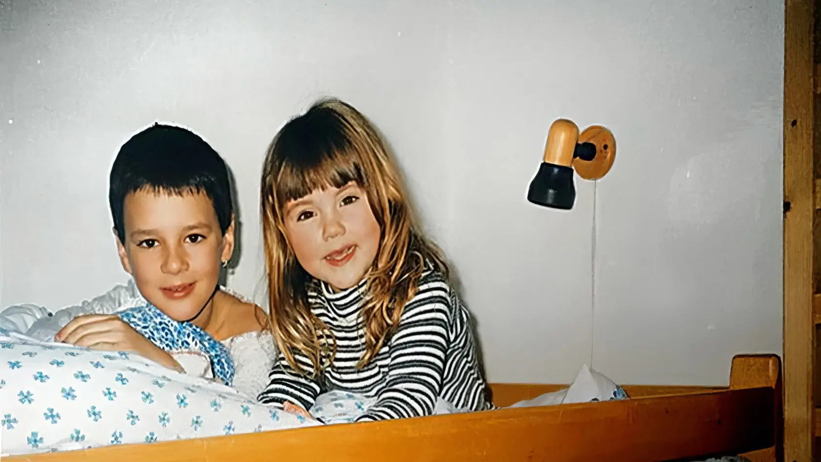 Rok 1998: Ako dieťa mala Petra svetlejšie vlasy s ofinou. Na fotografii je vedľa brata Borisa.