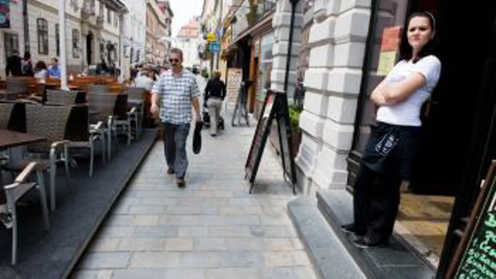 Poslanci tvrdia, že stravníkom na terasách škodí cigaretový dym.