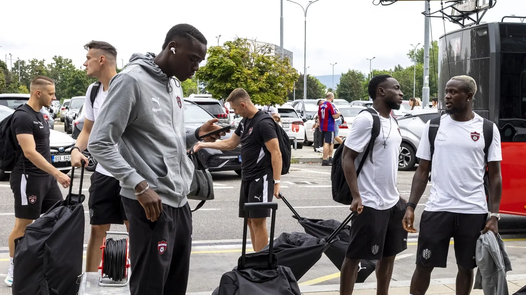 Odlet futbalistov Spartaka Trnava do Švédska, kde si zmerajú sily s BK Häcken v rámci odvetného zápasu 1. predkola Európskej ligy. Útočník Idjessi Metsoko sa ako jediný poriadne naobliekal.