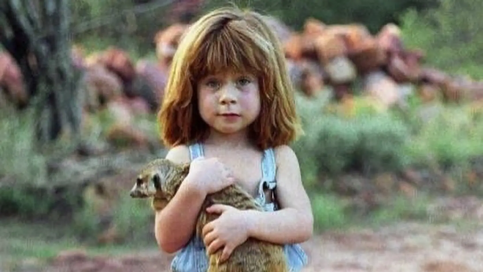 Keď sa pozriete na jej fotografie, vidíte malé dievčatko v plienkach, ako jazdí na pštrosovi alebo sedí medzi leopardmi či objíma afrického slona. Nejde však o žiadny filmový trik, ale o skutočný príbeh. Tippi Degré (35) sa narodila francúzskym fotografom, ktorí dlhé roky dokumentovali divokú prírodu v Namíbii. Ich dcéra sa tak už od útleho detstva stala súčasťou sveta, kde sa hranica medzi človekom a zvieraťom takmer zmazala.