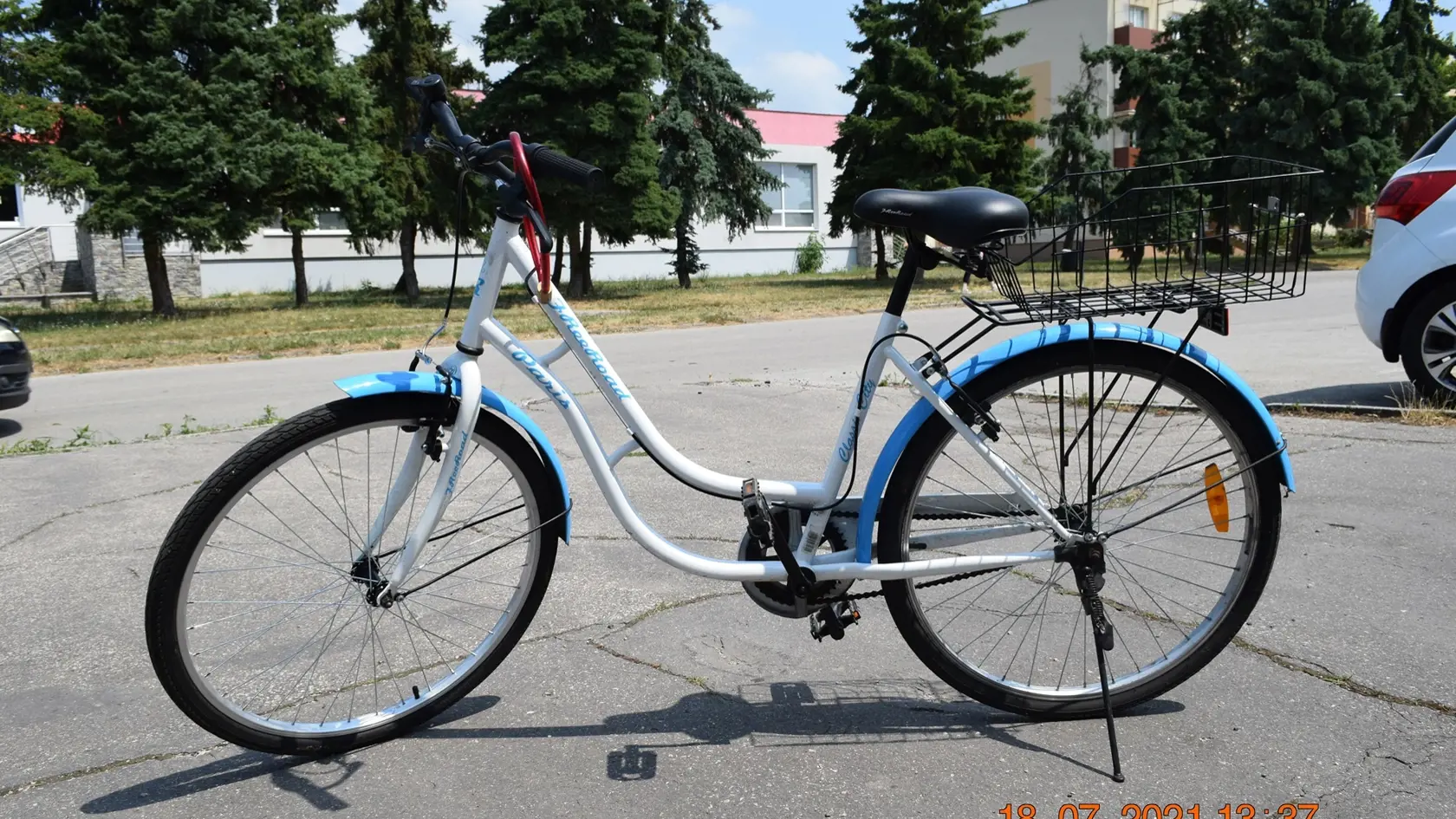 Pri nehode s osobným autom utrpela cyklistka zranenia, polícia žiada svedkov udalosti o pomoc.