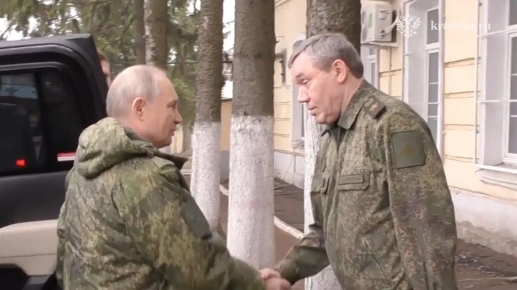 Putin je na záberoch v maskáčovom oblečení a rozpráva sa s náčelníkom generálneho štábu Valerijom Gerasimovom. Návštevu v Kurskej oblasti potvrdil pre ruské tlačové agentúry aj hovorca Kremľa Dmitrij Peskov.