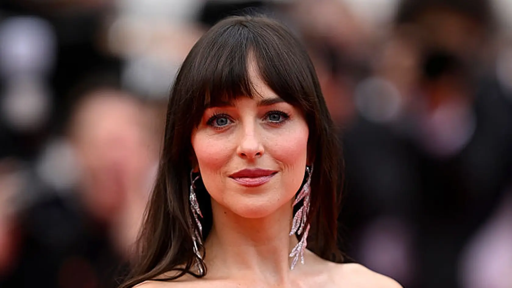Dakota Johnson už za Chrisom Martinom nesmúti.