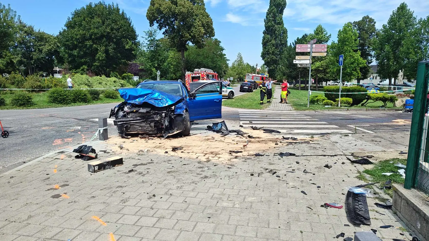 Operačné stredisko záchrannej zdravotnej služby vyslalo päť pozemných ambulancii a záchranársky vrtuľník k dopravnej nehode troch motorových vozidiel.