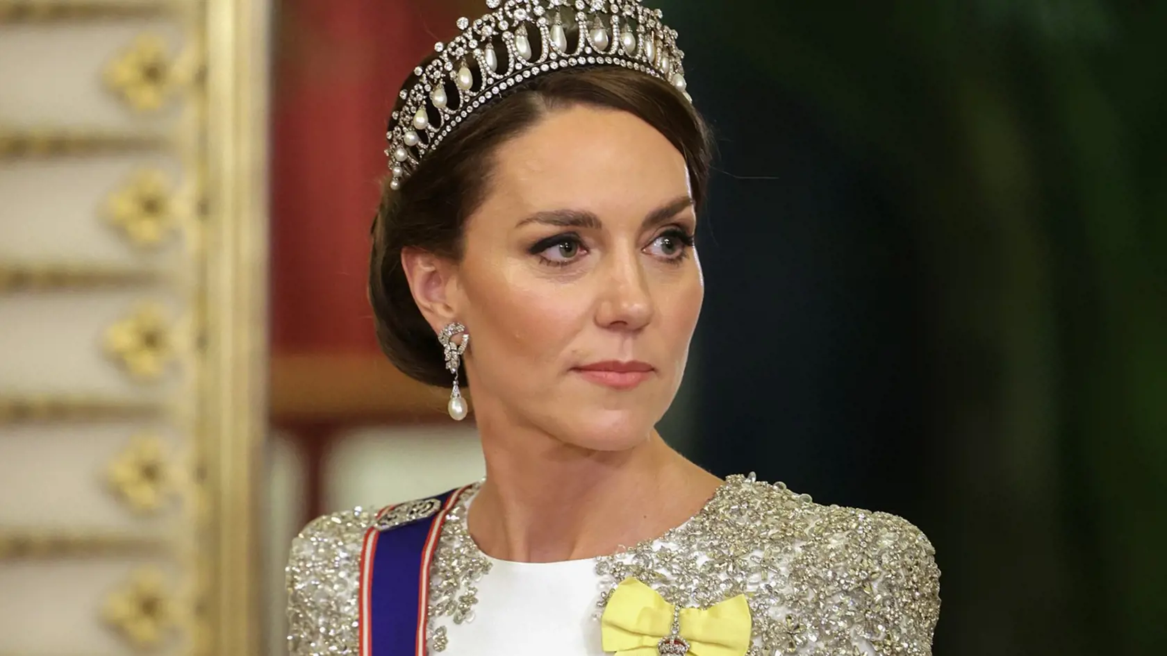 Princezná Kate počas banketu v novembri 2022. Jej vtedajší outfit a vizuál poslúžil ako predloha pre kontroverzný portrét.