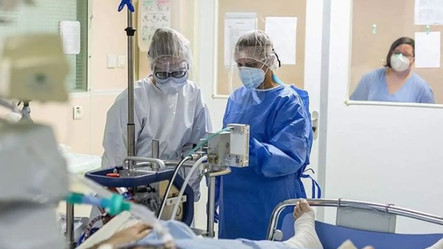 Zdravotníci sú vyčerpaní aj psychicky z toho, že pacienti z tohto oddelenia majú, žiaľ, neistú budúcnosť.