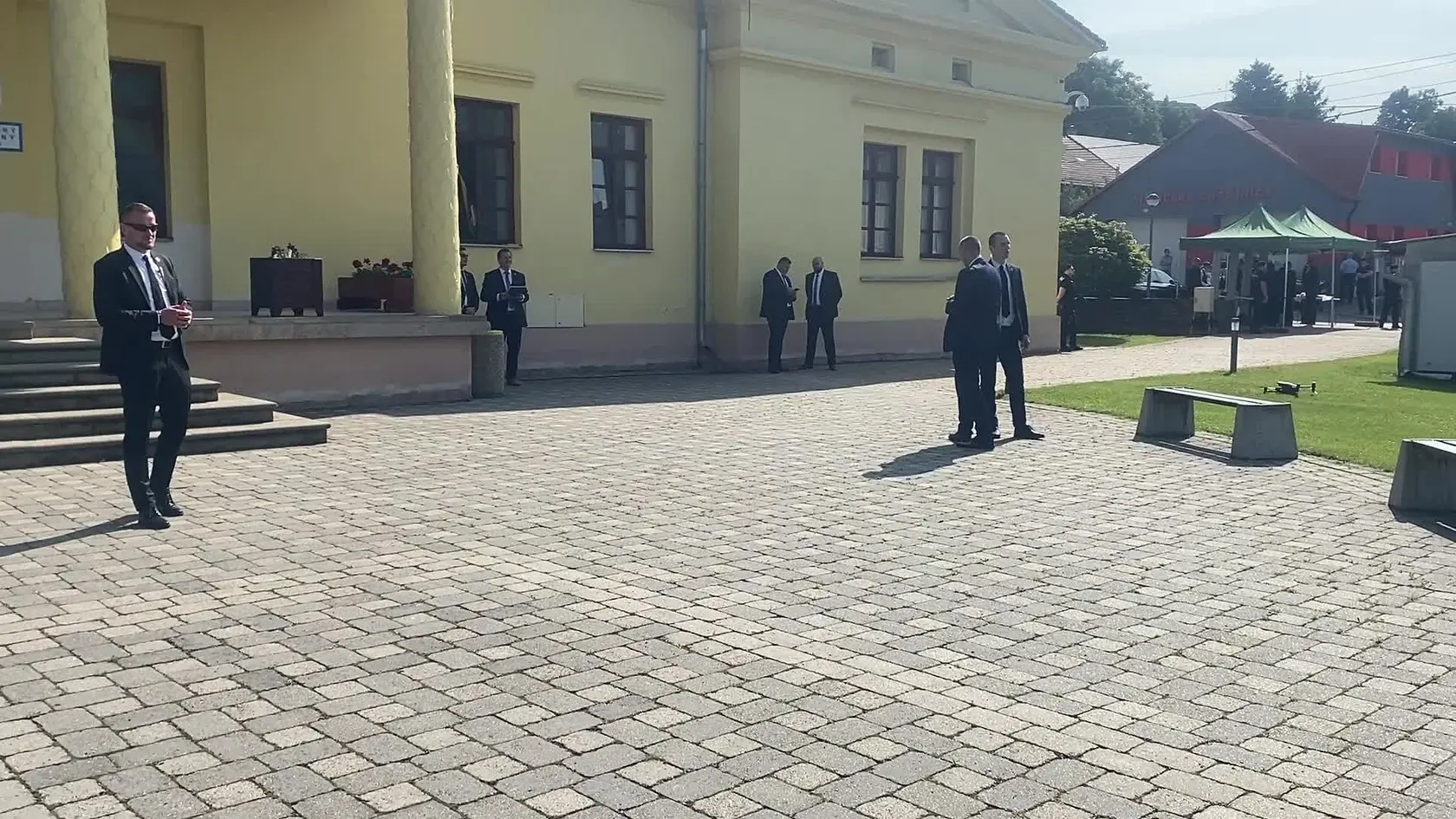 Vláda zasadá na východnom Slovensku: Policajti, ostreľovač na streche s puškou i dron!