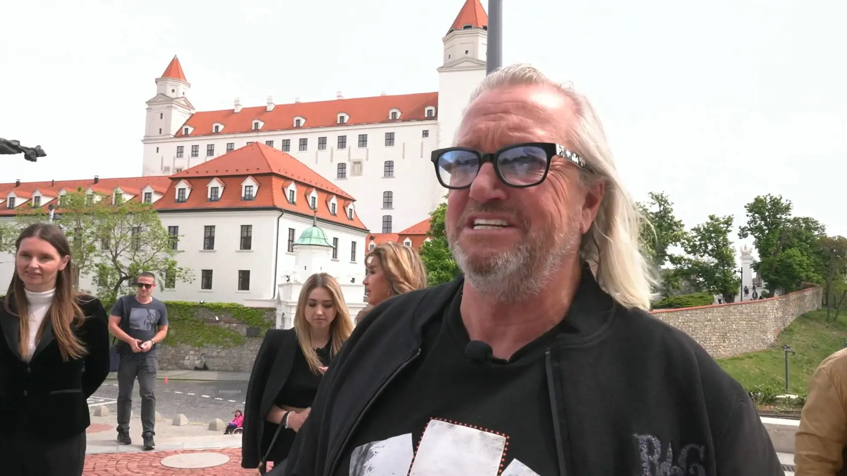 "Začína to byť poriadne náročné, ďakujem pánu Bohu, že nie som absolútne svetoznámou hviezdou," skonštatoval neskôr Robert. "Každopádne tu na Slovensku nás ľudia spoznávajú na každom kroku," dodal.