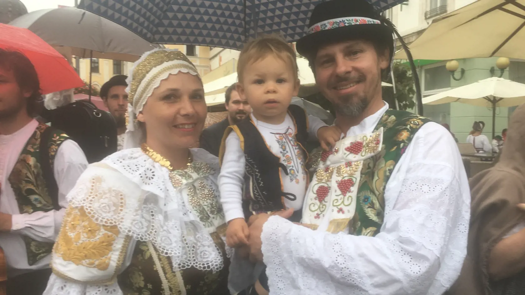 Manželia Jozef a Tatiana, sú spolu s ročným synčekom pyšní na svoj kroj z Dolnej Krupej.