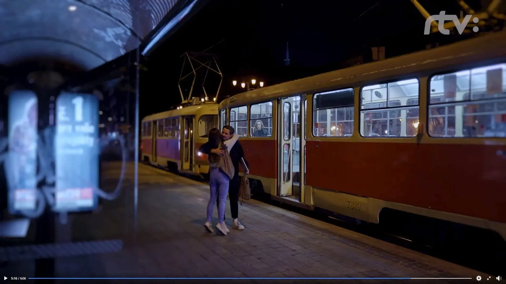 CHVÍĽKA POÉZIE Táňa Pauhofová  a Jonatán Pastirčák za veršov „povedz  o tme, do ktorej padáš po milovaní“ stvárňujú snových milencov  v električke.