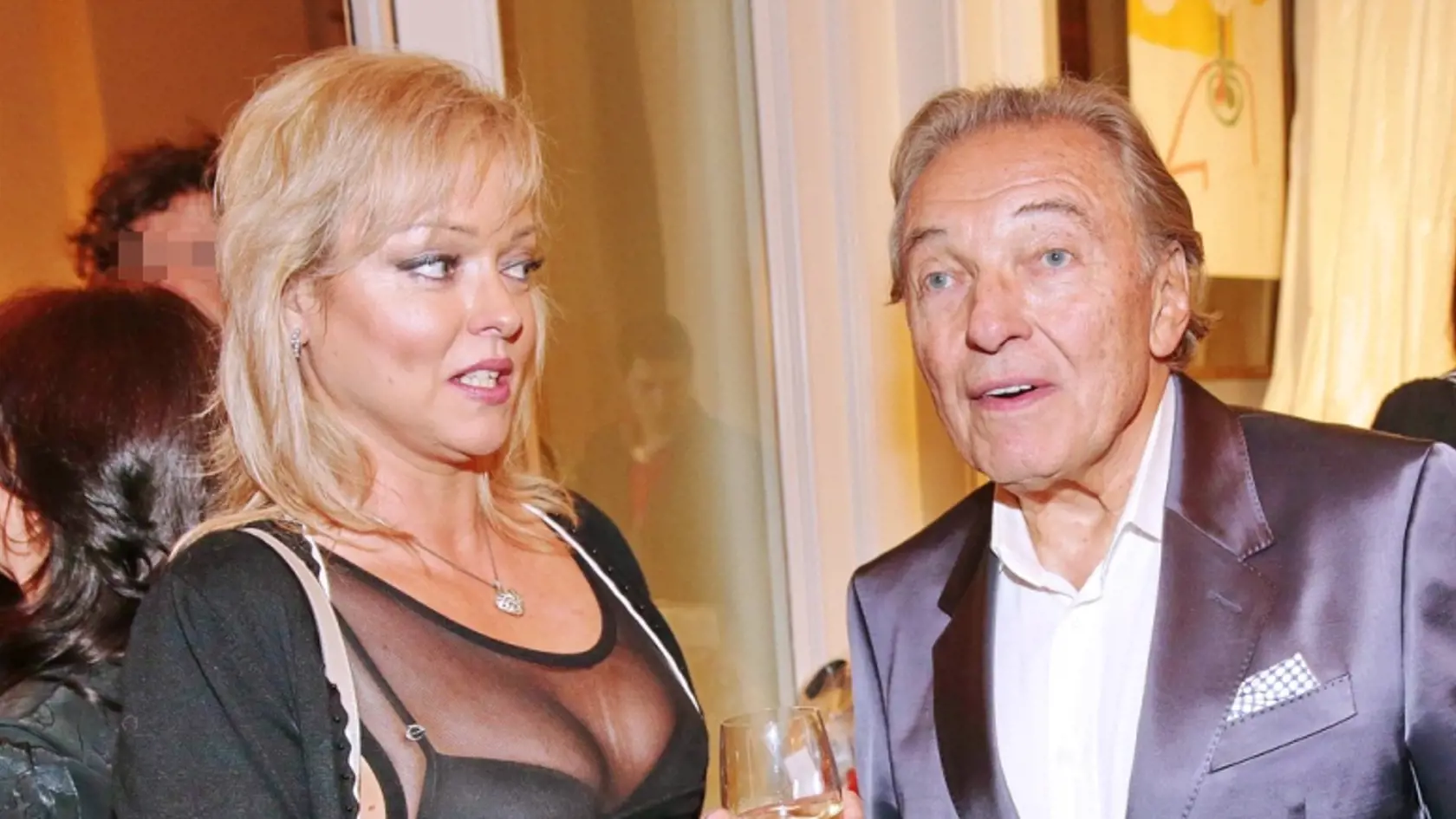 Karel presvedčil Dominiku, aby absolvovala liečenie.