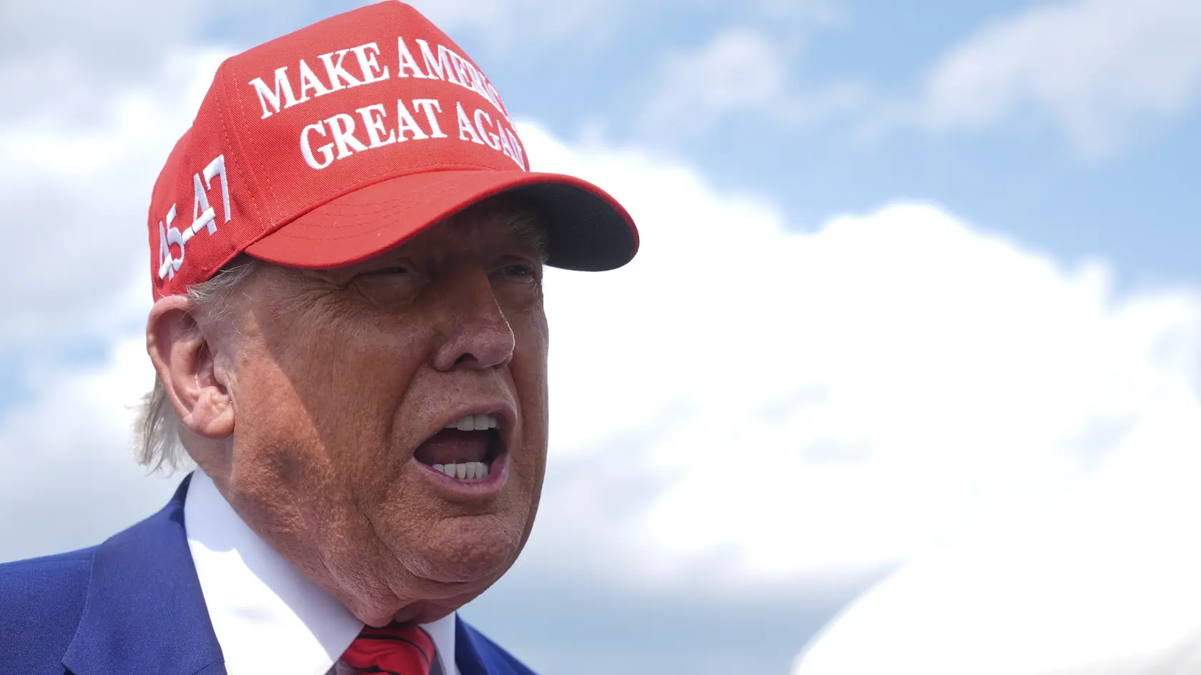 Prezident USA Donald Trump sa rozpráva s novinármi po prílete na mestské letisko v Morristowne v americkom štáte New Jersey v piatok 20. júna 2025.