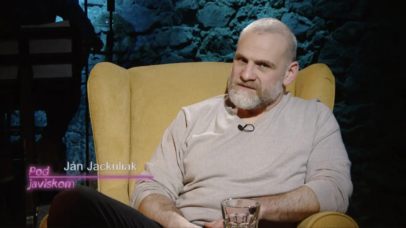 Lukáš Latinák v jeho relácii Pod javiskom na TV Lux. 25. júna 2025 bol jeho hosťom Ján Jackuliak. 