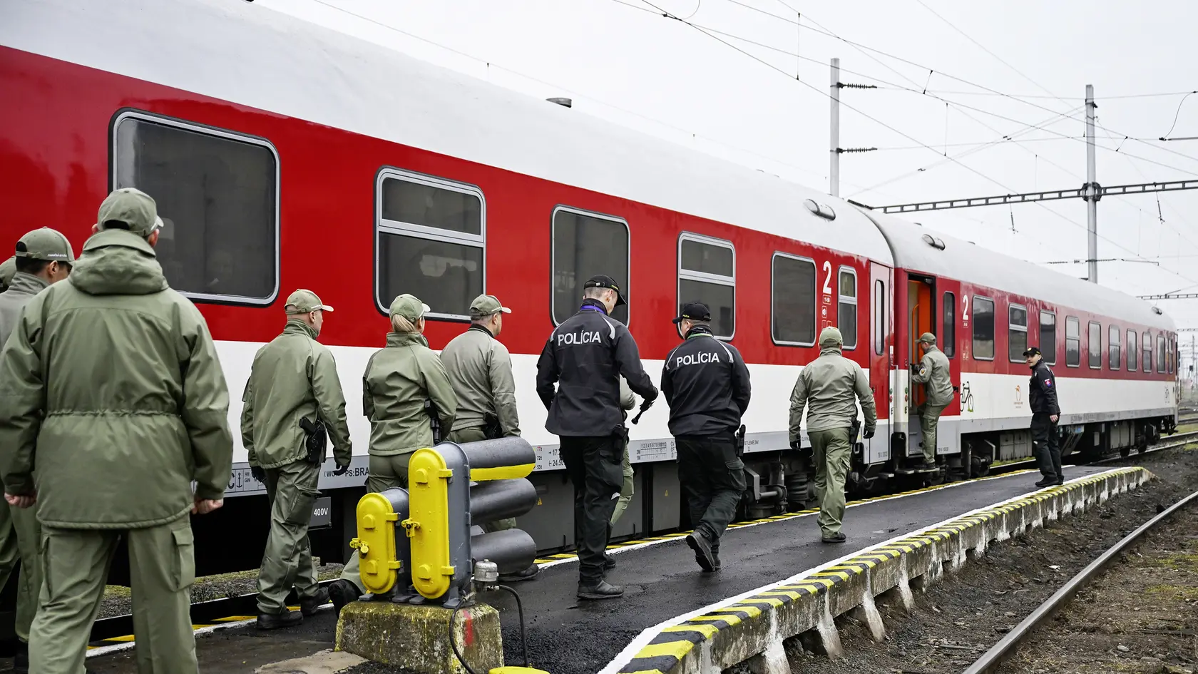 Policajti môžu cestovať vlakom zadarmo, ale pri akomkoľvek incidente musia zasiahnuť, hoc nebudú v službe.